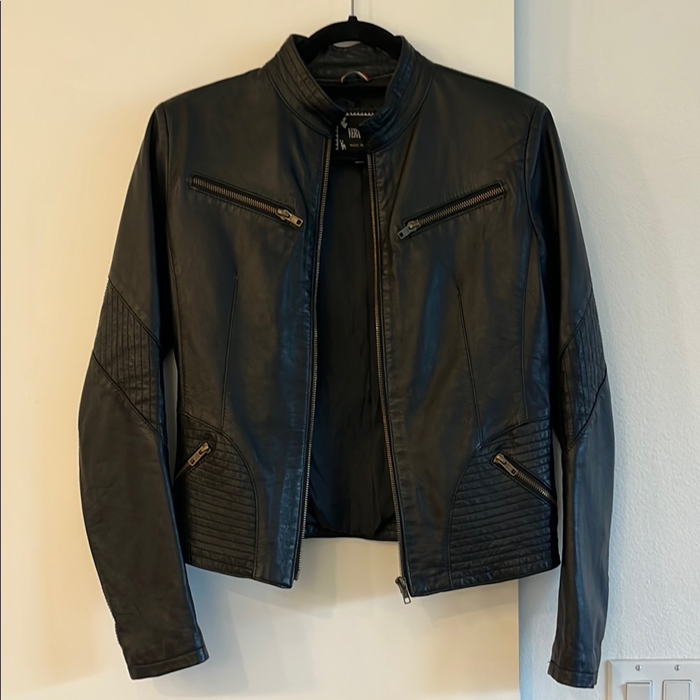 Vera Pelle Black Leather Jacket with Stand-Up Collar and Tailored Fit
